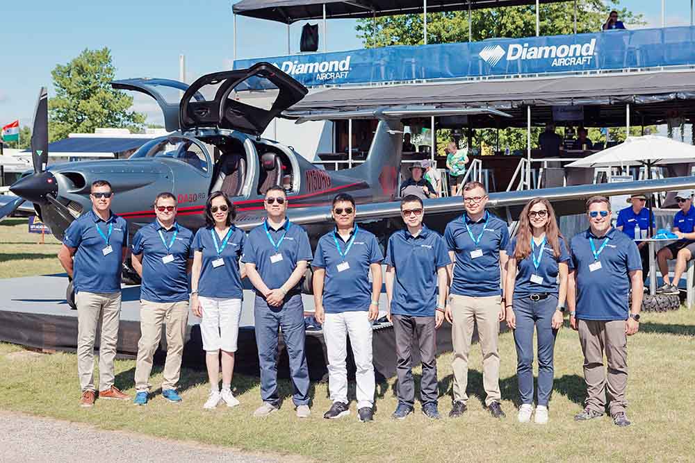 萬(wàn)豐鉆石飛機精彩亮相“美國飛來(lái)者大會(huì )”