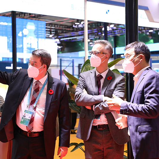 加拿大總領(lǐng)事Dave Murphy一行參觀(guān)萬(wàn)豐鉆石進(jìn)博會(huì )展廳